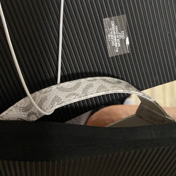 GBG Los Angeles GG Coin Thong Flip-Flop Sandals SILVER & BLK Womens Size 11 New - Picture 7 of 7
